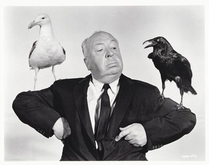 LES OISEAUX / THE BIRDS Alfred Hitchcock pour son film (1963).
Épreuve argentique...