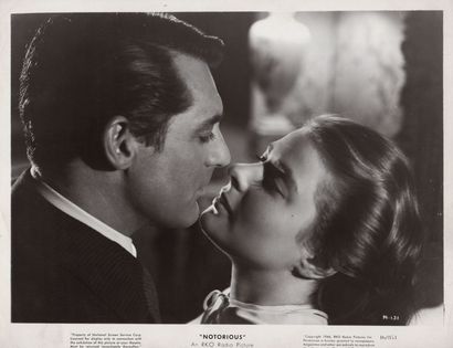 LES ENCHAÎNÉS / NOTORIOUS Cary Grant et Ingrid Bergman dans le film d’Alfred Hitchcock...