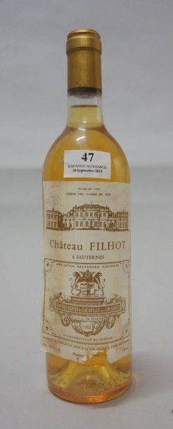 null 1 Bouteille CHÂTEAU FILHOT - Sauternes 1988 Etiquette déchirée.