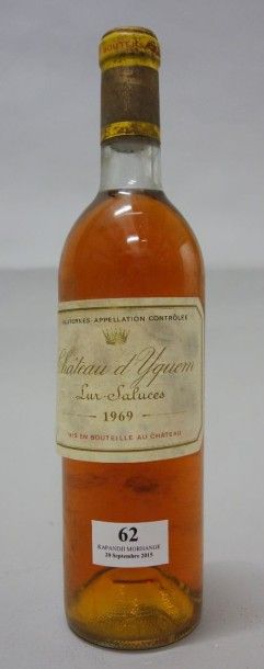 null 1 Bouteille CHÂTEAU YQUEM - Sauternes 1969 Etiquette tachée, niveau bas gou...