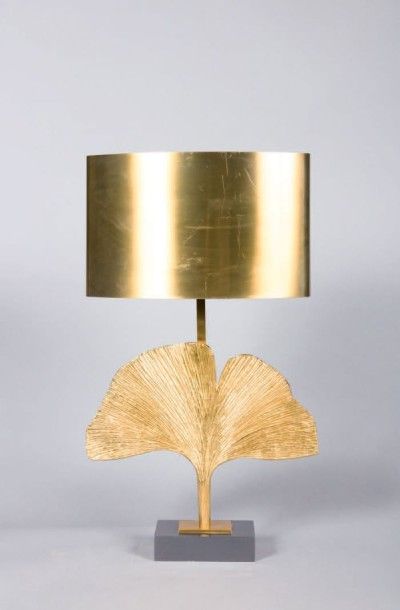 CHRYSTIANE CHARLES Modèle BILOBA. Lampe en bronze doré à décor d'une feuille de ginkgo...