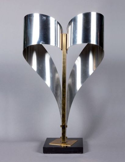 JACQUES CHARLES Modèle RUBAN. Lampe à deux lamelles de métal chromé formant coeur,...