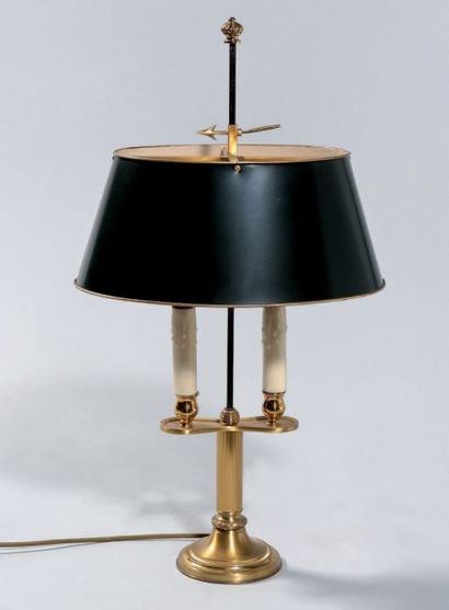 CHARLES Modèle MANOIR. Lampe-bouillote en bronze et métal doré à deux bras de lumière,...
