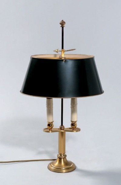 CHARLES Modèle MANOIR. Lampe-bouillote en bronze et métal doré à deux bras de lumière,...