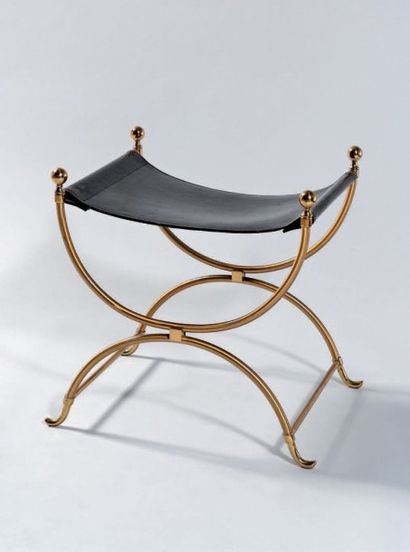 CHARLES Modèle DAGOBERT. Tabouret curule en bronze doré, à décor de boules. Assise...