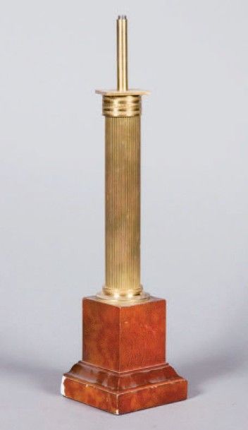 CHARLES Modèle COLONNE STYLE. Pied de lampe en métal doré à décor d'une colonne cannelée...
