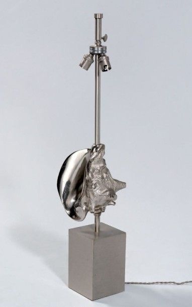 CHARLES Modèle STROMBUS. Pied de lampe en bronze argenté à décor d'un coquillage...
