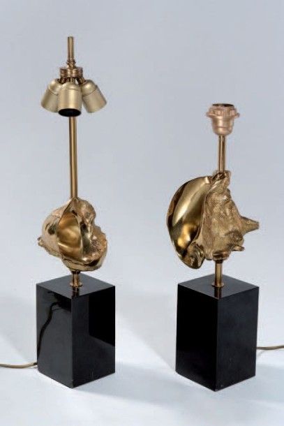 JACQUES CHARLES Modèle CONQUE. Pied de lampe en bronze doré à décor d'un coquillage...
