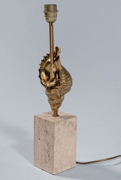 JACQUES CHARLES Modèle TRITON. Pied de lampe en bronze doré à décor d'un coquillage...