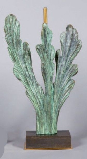 CHRYSTIANE CHARLES Modèle THALASSA. Pied de lampe en bronze à patine verte à décor...