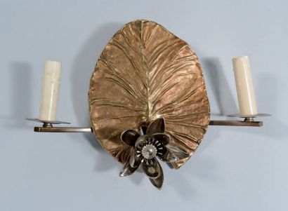 CHRYSTIANE CHARLES Modèle NENUPHAR BOUTON. Applique en bronze et métal doré patiné...