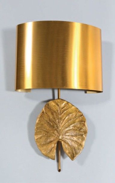 CHRYSTIANE CHARLES Modèle NÉNUPHAR. Applique en bronze et métal doré à décor d'une...
