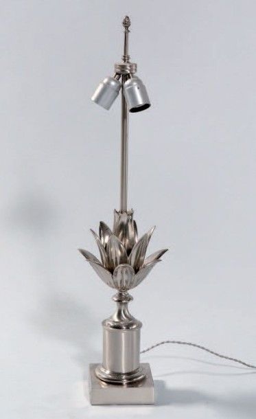 CHARLES Modèle LOTUS. Pied de lampe en bronze et métal chromé à décor d'une fleur...