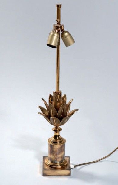 CHRYSTIANE CHARLES Modèle LOTUS. Pied de lampe en bronze patiné à décor de fleur...