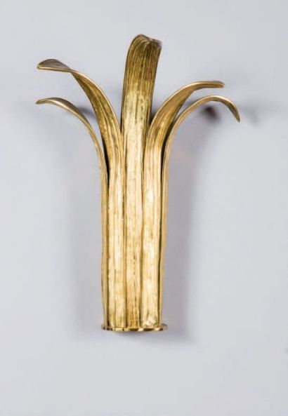 CHRYSTIANE CHARLES Modèle FEUILLE D'EAU. Applique en bronze doré à décor de feuilles...