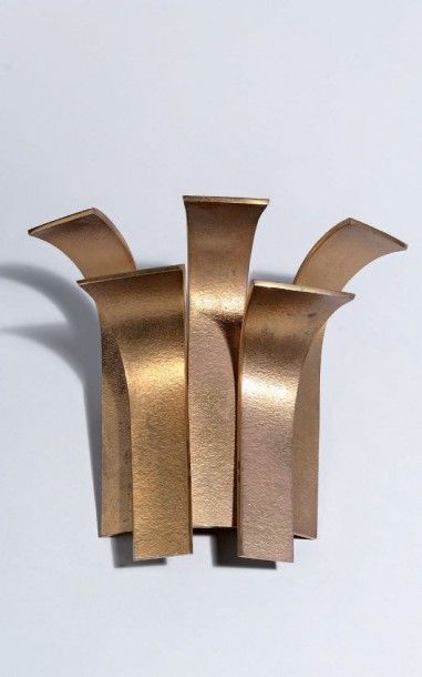 CHARLES Modèle KARNAK. Applique en bronze doré amati à décor de cinq lamelles. H.:...