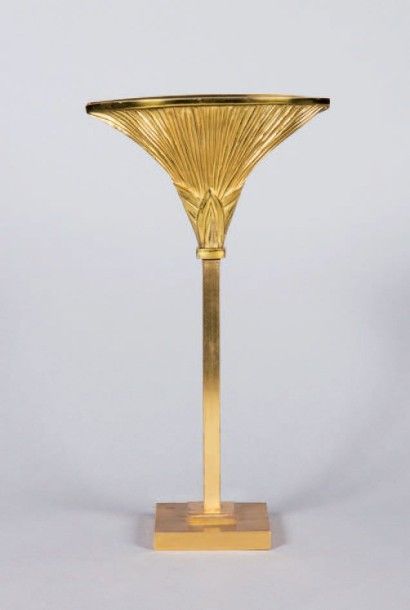 CHRYSTIANE CHARLES Modèle BYBLOS. Lampe en bronze doré à décor de feuilles de papyrus...