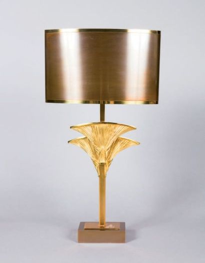 CHRYSTIANE CHARLES Modèle BYBLOS. Lampe en bronze doré à décor de deux feuilles de...