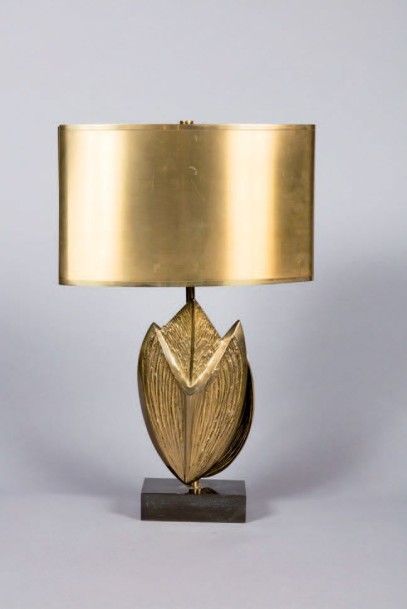 CHRYSTIANE CHARLES Modèle CYTHÈRE. Lampe en bronze doré à décor de deux feuilles...