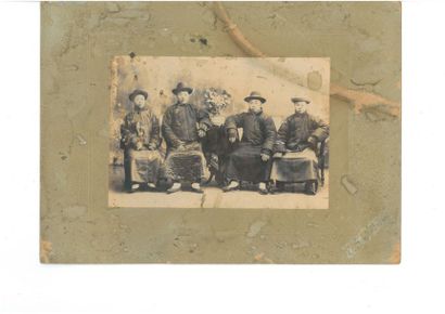 null Ensemble de 10 photographies: - " Marchands ". D: 9 x 13 cm. - " Groupe non...