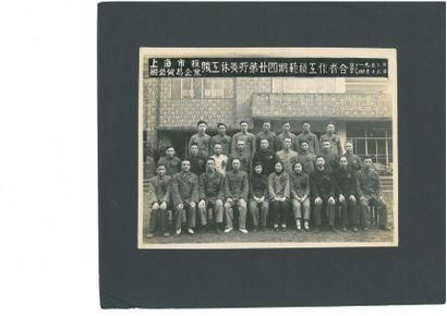 null Ensemble de 11 photographies: - " Usine de Shanghai ", daté 1982. D: 10,5 x...