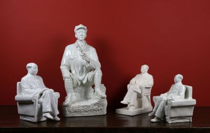 Ensemble de 4 statuettes en porcelaine blanche...