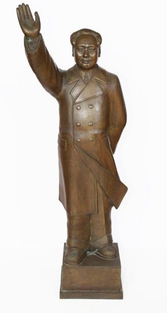null Statue en alliage de bronze, " Le Pt Mao agite la main ", h: 100 cm. On y joint:...