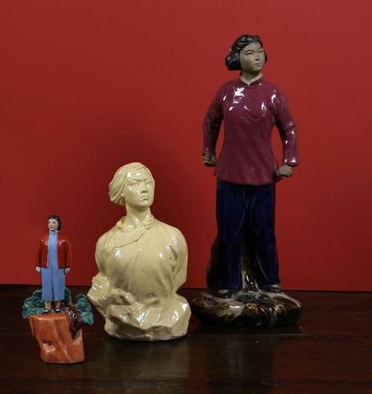 Lot de trois statuettes en porcelaine polychrome...
