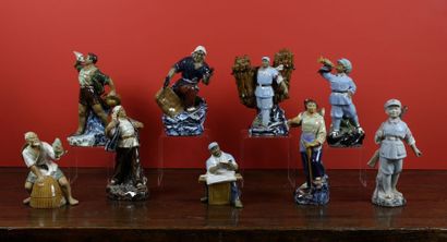 null Ensemble de 9 statuettes en céramique polychrome: " Héros et personnages de...