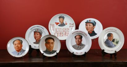 null Ensemble de 5 assiettes et 7 plats en porcelaine peints: " Le président Mao...