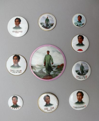 null Ensemble de 56 médailles et badges en porcelaine et métal: " Mao en route vers...