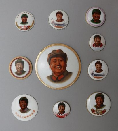 null Ensemble de 37 médailles et badges en porcelaine et métal: " Mao en uniforme...
