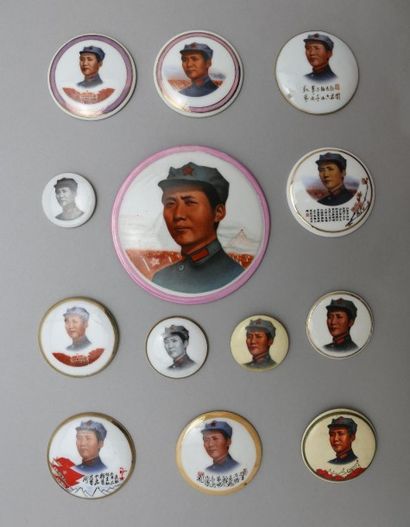 null Ensemble de 49 médailles et badges en porcelaine et métal: " Mao jeune en uniforme...