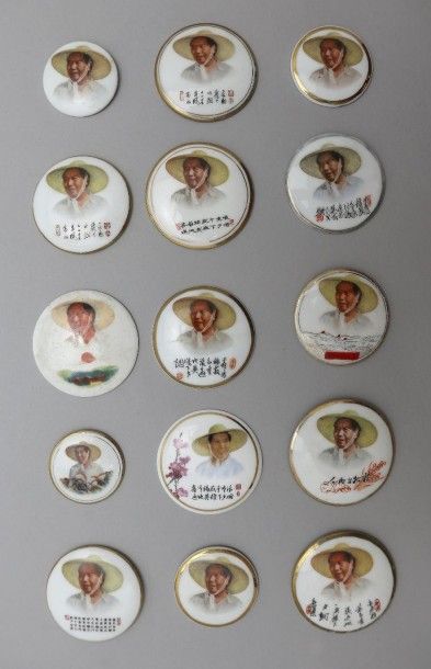 null Ensemble de 34 médailles et badges en porcelaine et métal: " Mao portant un...