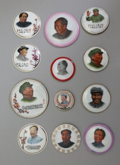 null Ensemble de 50 médailles et badges en porcelaine et métal: " Portrait de Mao...