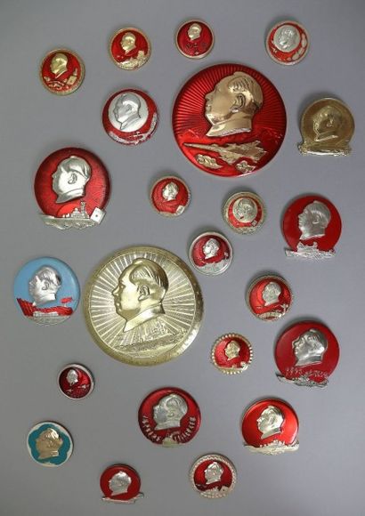 null Ensemble de 81 médailles et badges en métal et émail: " Profils de Mao pour...