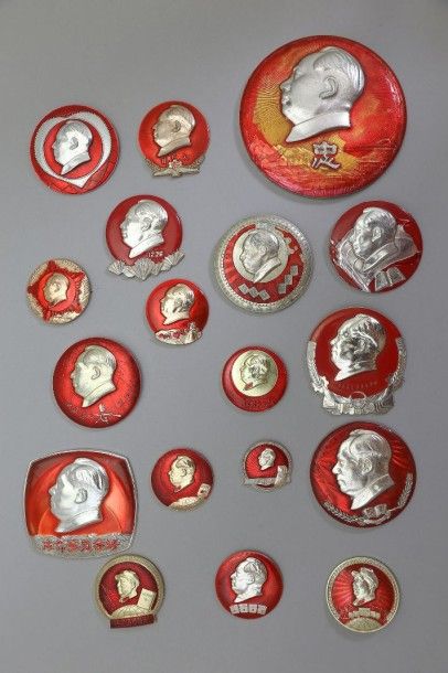 null Ensemble de 66 médailles et badges en métal et émail: " Profils de Mao ".