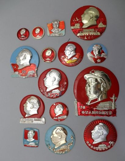 null Ensemble d'environs 230 médailles et badges en métal et émail: " Mao à Tiananmen...