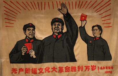null Tenture brodée: " Vive la Révolution culturelle ", Représentant le Pt Mao saluant...