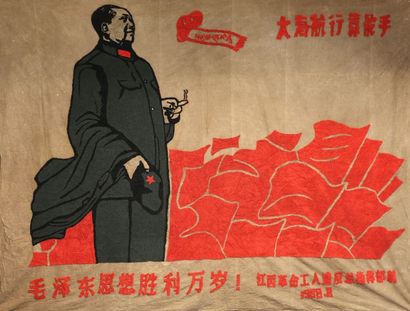 null Tenture brodée: " Longue vie à la Pensée Mao Zedong ", Représentant Mao fumant,...
