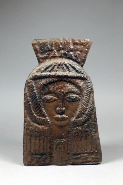 Travail géorgien "Portrait de jeune fille". Cuivre repoussé. 48 x 26 cm. Provenance:...