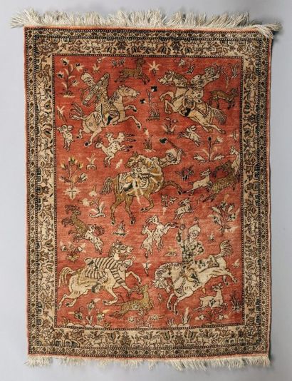 null Tapis de soie Ghoum à décor de Cavaliers chassant sur fond rose. Bordure centrale...