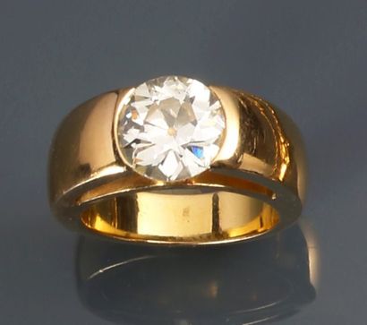 null Bague jonc en or jaune ornée d'un diamant demi-taille pesant environ 2,75 cts....