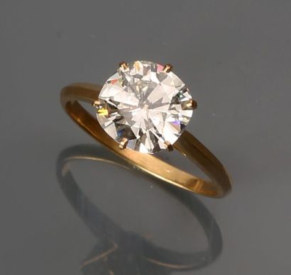 null Bague solitaire en or jaune ornée d'un diamant de taille coussin pesant 3,26...