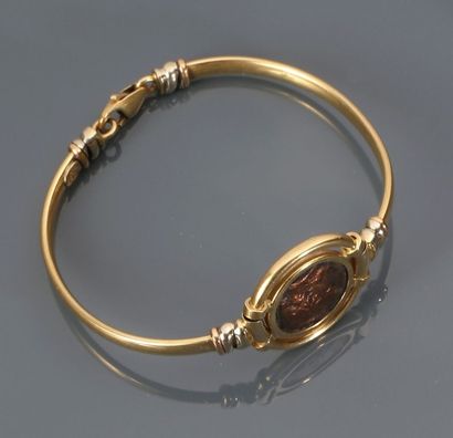 null Bracelet rigide articulé en or creux comportant une pièce romaine en bronze...