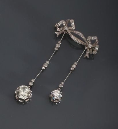 null Broche formée d'un noeud en négligé entièrement pavé de diamants de taille ancienne...