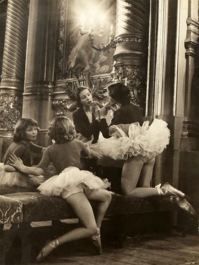 Walter SANDERS Foyer de l'Opéra, Le grand sujet Odile Versois et le petit rat Marina...