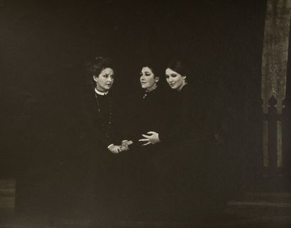 Nicolas TREATT (1926-2011) Ensemble de 14 photographies pour la pièce, " Les trois...
