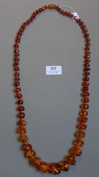 null Collier d'ambre de formes diverses en chute de couleur soutenue.