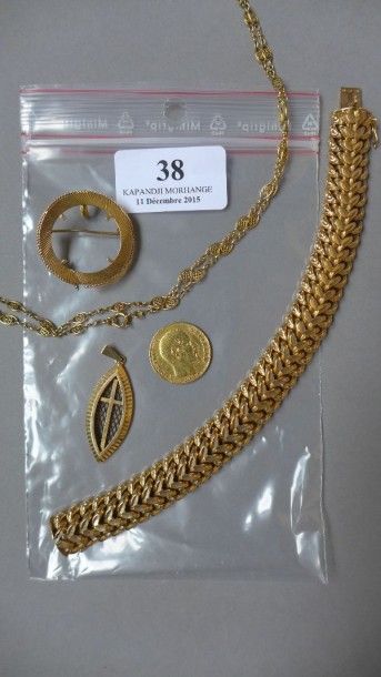 Un lot d'or composé d'un Napoléon, d'un bracelet...